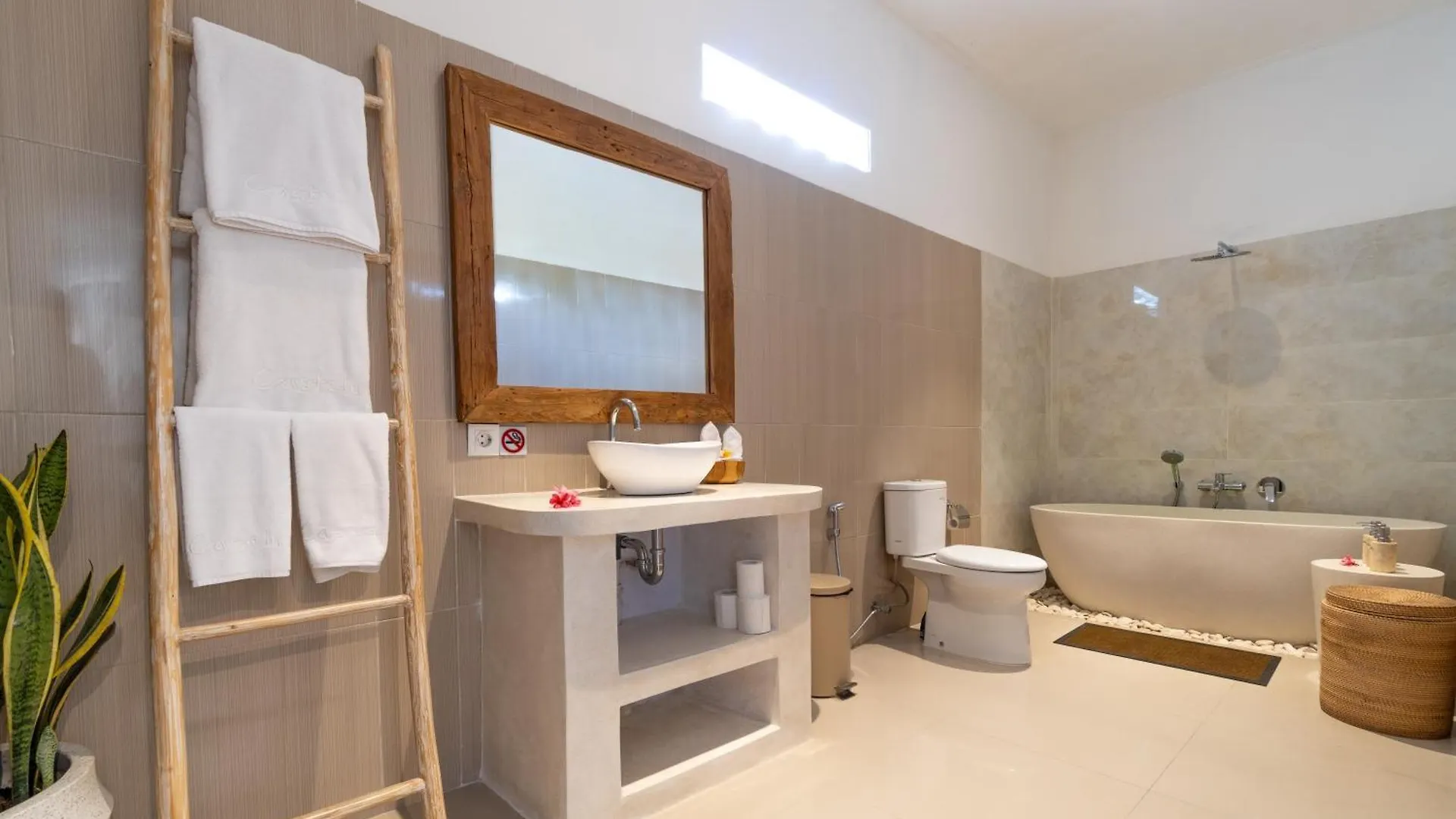 Castelu 3Br Peacefully Villa Near Mertanadi Seminyak Indonesien